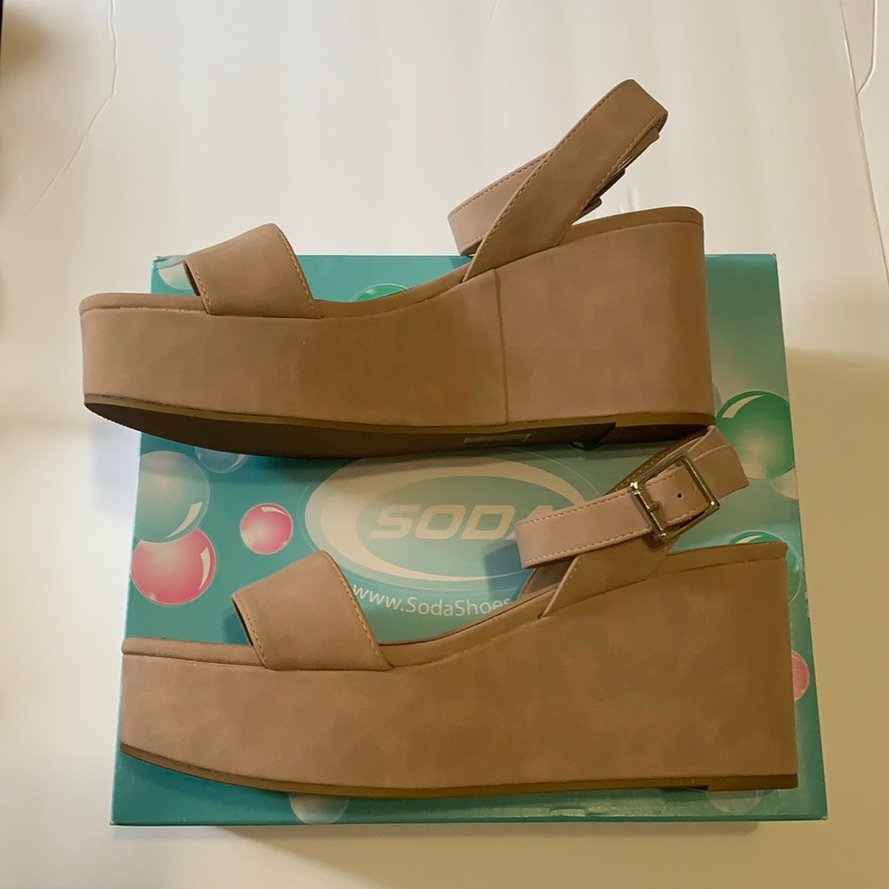 Size 10 Woman Tan Suede Wedges. - Picture 3 of 4
